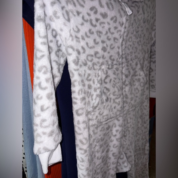 Cat & Jack Gray Leopard Kids Footie - Picture 5 of 9